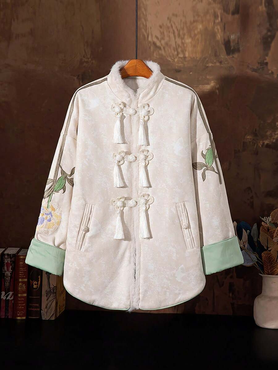 This 2026 Autumn/Winter New Style Thickened Cotton-Padded Coat With A Stand-Up Collar Is A Women's Top. It Features Embroidered Floral Patterns, Long Sleeves, A Loose Fit, A Lined Interior With Pockets, A Simple Yet Versatile Design, And Delicate Tassel Button Details. It's A Perfect Gift For Mothers, A Stylish Coat For Women, And A High-Quality Cotton-Padded Jacket Suitable For Holidays, Everyday Wear, Casual Occasions, Gift-Giving, And Any Other Occasion. - 彩色 - 查看 1