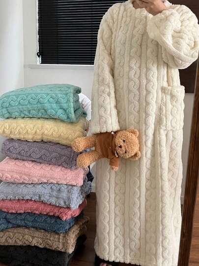 Coral Fleece Warm Long Nightgown, New Plus Size Winter Sleepwear, Warm Loungewear, Long Sleeve Round Neck Warm Lining Long Robe, Autumn/Winter Ladies Casual Long Robe Bathroom Decor