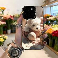 Cubierta de teléfono con diseño de perro blanco en suéter rosa y ovillo de lana color crema para iPhone con corte para cámara triple negro estilo CASETTO para uso diario en floristerías y salidas casuales Aplicable a los teléfonos de la serie Apple y Galaxy - Blanco - Ver 3