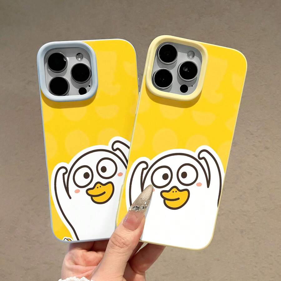 La funda para teléfono con diseño de pato alegre le da un toque divertido a tu y a los modelos 17, 16 Pro Max, 15 Pro Max, 13 y 12. Su durabilidad está garantizada gracias al material TPU resistente a los golpes, que ofrece protección contra caídas e impactos. Es un regalo ideal para familiares y amigos o para cualquier ocasión especial. - Amarillo - Ver 1