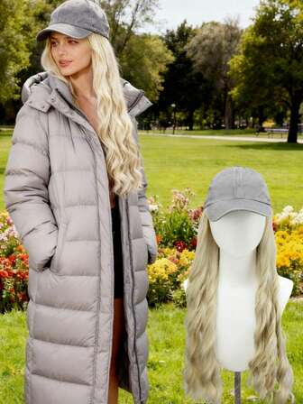 Denna grå basebollkepsperuk med långt, vågigt blont hår är designad för att fånga essensen av avslappnad chic och enkel stil. Perfekt för att förkroppsliga och avslappnade roller vid utomhussammankomster, avslappnade utflykter eller andra tillfällen där du vill omfamna en moderiktig och lättskött look som sticker ut.