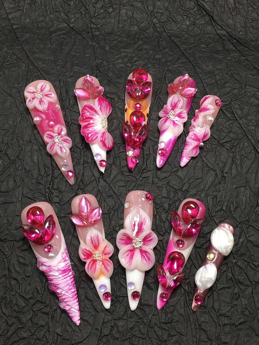 This Is A 10-Piece Set Of Handcrafted Stiletto-Shaped Press-On Nails-Fully Handmade 3D Carved Nail Art Pieces. The Primary Color Palette Features High-Saturation Shades Like Pink And Rose Red, Layered With White And Light Pink For Gradient Transitions. Decorations Include 3D Flowers (With Gradient-Blended Petals), Red Rhinestones, Pearls - 彩色 - 查看 1