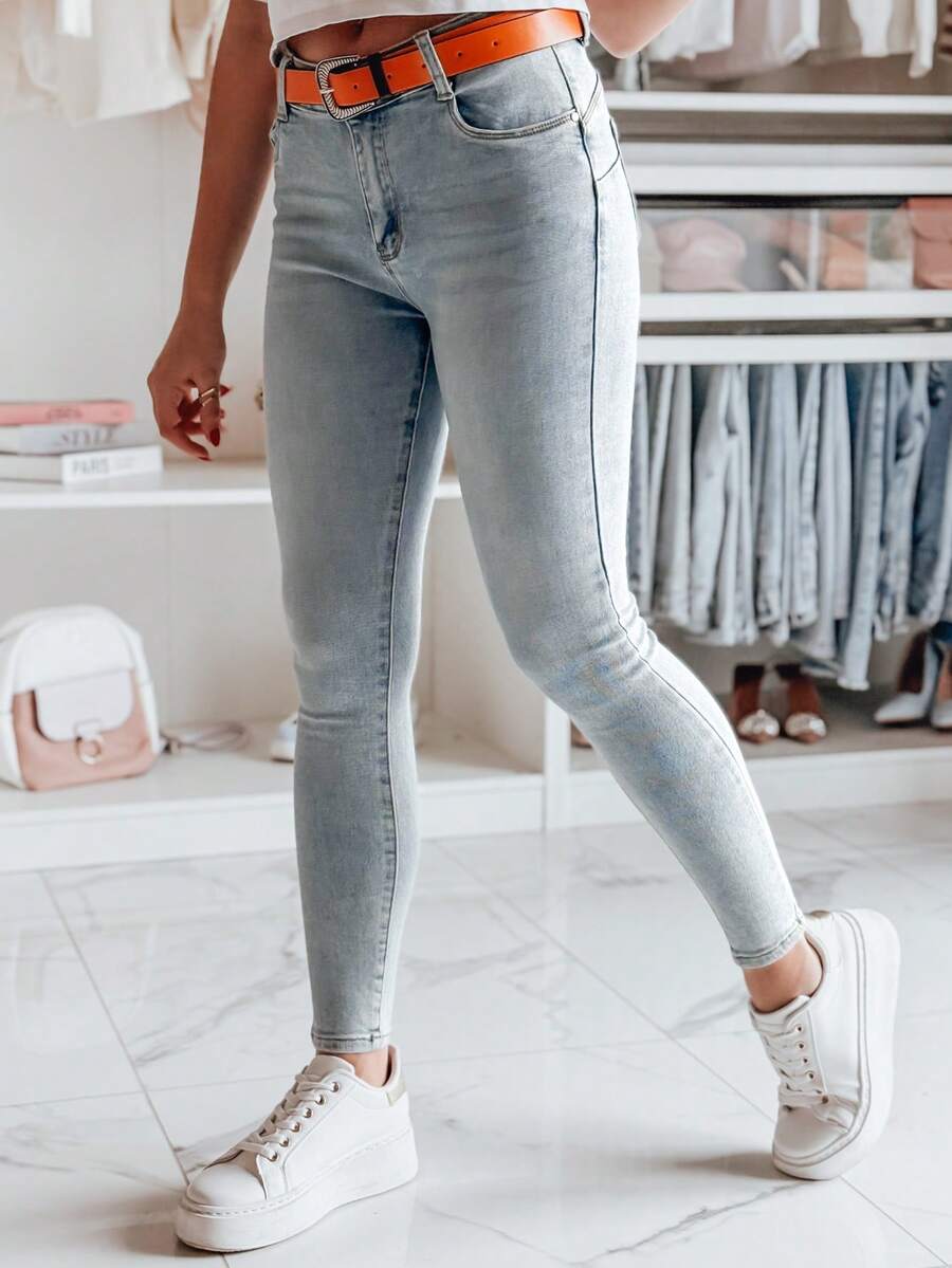 Jean slim taille haute pour femme, en denim stretch qui épouse les formes, coupe classique avec des détails modernes, parfaitement adapté au quotidien et aux looks printaniers. - Bleu ciel - Voir 1