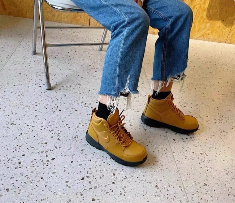 Nike Big Kids' Manoa Leather Lightweight Casual Sneakers