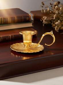 1个优雅复古锌合金烛台，双色金银，圆柱形烛身，带弧形防滑手柄，压花花卉图案，光滑哑光表面，坚固的锌合金结构，耐热易握设计，稳定的蜡烛支撑防止倾倒，点燃时散发温暖的金属光泽，适用于圣诞晚餐、家庭聚会、秋季露营、节日礼物等场合，兼具复古优雅和实用功能。