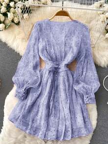 女士粉紫色碎花雪纺连衣裙，深V领+收腰设计，轻盈飘逸，泡泡袖更添温柔优雅，适合情人节约会、音乐会、休闲外出和朋友聚会。浪漫甜美的元素，轻松展现柔美妩媚的气质，适合多种场合。 - 淡紫色 - 查看 2