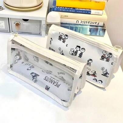 这款史努比透明铅笔盒用途广泛，可用作铅笔盒、文具袋、化妆包、收纳袋、学生钱包、手提包，也可作为圣诞节、新年、生日、节日派对礼物。