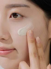 SKIN1004 3 lọ kem chống nắng dưỡng ẩm chiết xuất rau má Madagascar, SPF50+ PA++++, công thức dịu nhẹ, làm dịu và phục hồi da, mỏng nhẹ và dưỡng ẩm, không nhờn rít, bảo vệ da toàn diện khỏi ánh nắng mặt trời, phù hợp cho da nhạy cảm và mọi loại da. 20ml/0.67fl.Oz*3 | Mỹ phẩm Hàn Quốc - 20ml*3 - Xem 8