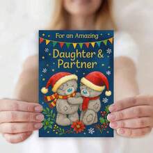 1 بطاقة تهنئة دب الدب الساحرة مع مغلف (11 سم * 16 سم و 4.33 بوصة * 6.29 بوصة) - "تمنيات عيد الميلاد لابنتك وشريكك" تصميم، مشهد احتفالي مع قبعات سانتا وأوراق الزيتون، مثالية للعائلة والأحباء، مثالية لاحتفالات عيد الميلاد ورأس السنة، بطاقة تهنئة عيد الميلاد|بطاقة دب عيد الميلاد|بطاقة تهنئة ورقية