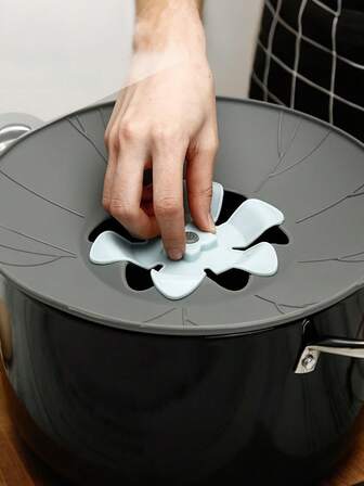 This Flower-Shaped Spill Containment Cover Features A Silicone Spill Guard And A Rotating, Adjustable Vent, Made Of Durable And Aesthetically Silicone. Available In Three Sizes To Fit Most Cookware, It Also Functions As An Oil Baffle To Prevent Boiling Water From Overflowing And Soiling The Stovetop, Reducing Unnecessary Cleaning. This Spill Containment Cover Is Easy To Clean And Can Be Rolled Up For Storage.