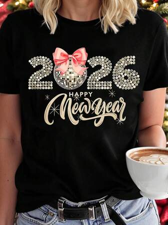 ¡Feliz Año Nuevo 2026! Camiseta de mujer de manga corta, adecuada para todas las estaciones. Camiseta con strass "Feliz Año Nuevo 2026" con lazo rosa y patrón de bola de discoteca, camiseta negra estampada de mujer, adecuada para celebraciones de Año Nuevo, camiseta de fiesta de vacaciones 2026.