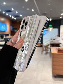 Una funda blanca de ensueño con estética vintage y diseño elegante, perfecta para almas artísticas. Compatible con  17,  16,  16 Pro Max,  15,  15 Pro Max,  14,  13,  12 y  11 Pro. Fabricada en TPU para una protección esencial contra golpes. Un regalo ideal para mentes creativas, amigos y seres queridos en cualquier ocasión especial. - Plateado - Ver 5