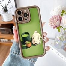 Cubierta de teléfono con borde negro y diseño verde con perro durmiendo junto a tazas de té matcha estilo ilustración para uso diario y regalo - Café integral - Ver 7