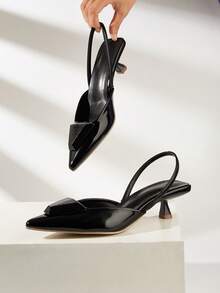 女士优雅黑色小猫跟鞋，纯色三角扣中跟尖头鞋，适合宴会、婚礼、派对、办公室等场合。