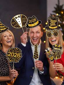 1个2026新年纸质相框 + 30个手持拍照道具，新年主题黑金彩色趣味帽子、眼镜、胡子、领带、西装等拍照道具，派对装饰套装，新年礼物