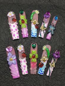 This Is A 10-Piece Set Of Handcrafted Coffin-Shaped Press-On Nails-A Pastoral Playful-Style 3D Decorative Nail Art Collection. With A Base Of Soft Light Tones Like Pink, Purple, And Blue, It Incorporates Pastoral Creatures Such As Ladybugs, Bees, And Caterpillars, Paired With 3D Flowers, Butterflies, And Rhinestone Decorations, Plus Polka Dot/Stripe Textures. - 彩色 - 查看 1