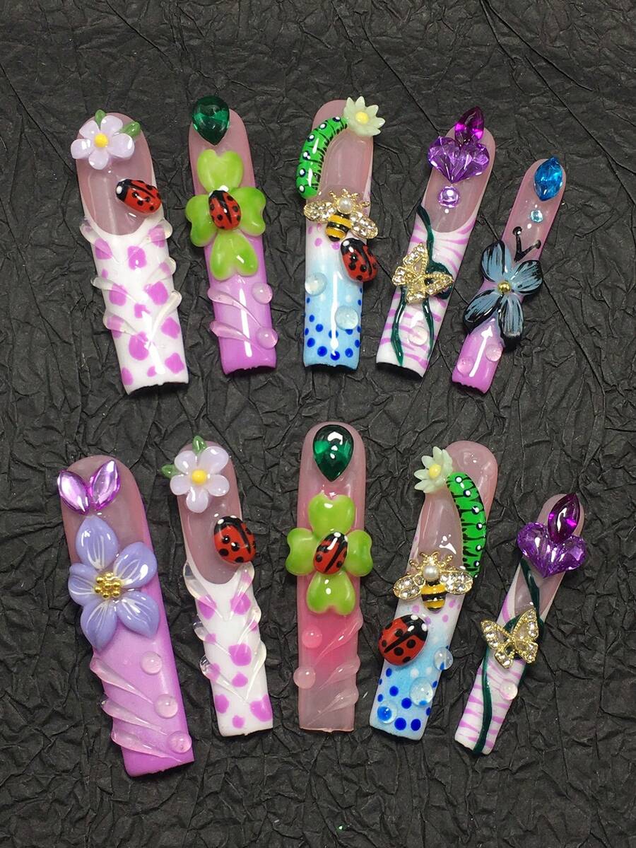 This Is A 10-Piece Set Of Handcrafted Coffin-Shaped Press-On Nails-A Pastoral Playful-Style 3D Decorative Nail Art Collection. With A Base Of Soft Light Tones Like Pink, Purple, And Blue, It Incorporates Pastoral Creatures Such As Ladybugs, Bees, And Caterpillars, Paired With 3D Flowers, Butterflies, And Rhinestone Decorations, Plus Polka Dot/Stripe Textures. - 彩色 - 查看 1