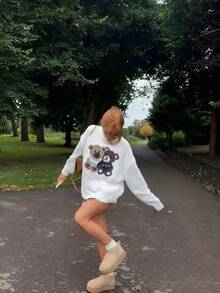 Suéter leve branco de gola redonda com estampa de ursinho de pelúcia em jacquard, modelagem solta, casual e confortável, mangas compridas, estilo universitário para o início da primavera. - Branco - Ver 7