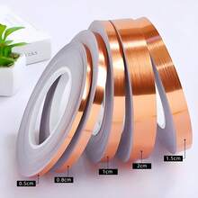 لفة بطول 50 متر من شريط لاصق مقاوم للماء لفواصل البلاط، متوفر باللون الذهبي/الفضي المصقول. هذا الشريط الديكوري لفواصل البلاط مثالي لتجميل فواصل البلاط، تصميمه اللاصق مقاوم للماء ومقاوم للبقع، بسطح ناعم وسهل التنظيف وملمس معدني يعزز التأثير الديكوري - متعدد الألوان - مشاهدة 3