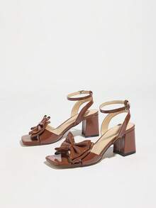 女士凉鞋，适合派对、户外活动、旅行、度假，采用粗跟、方头、闪亮蝴蝶结装饰、性感踝带设计，高品质柔软亲肤镜面材质，优雅经典的卡其色高跟鞋，春夏百搭单品。 - 卡其色 - 查看 6