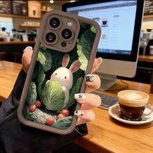 Cubierta de teléfono con borde negro diseño de conejo blanco con col y tomates verdes para iPhone 14 Pro Max estilo kawaii ideal para uso diario y regalo - Negro - Ver 5