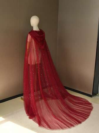 En dubbelskiktad, glittrig kappa/mantel med huva, perfekt för kvinnor, och det perfekta valet för att skapa en häxlook eller juloutfit.