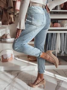 Questi jeans da donna a vita alta presentano un design invecchiato, una lunghezza classica corta, una vestibilità elastica, tasche decorative e un taglio comodo, che li rendono perfetti per l'uso quotidiano in città. - celeste - Visualizzare 2