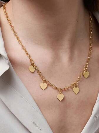 1件时尚心形镂空合金吊坠项链，适合女性在情人节、母亲节、约会、休闲、购物、办公场合佩戴，也是一份贴心的礼物。