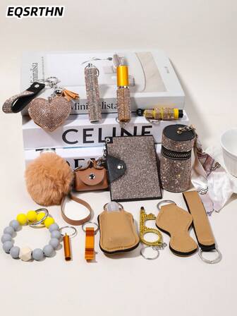 18件套香槟色多功能创意钥匙扣套装，包含水钻爱心、毛球吊坠、开瓶器等，适合挂在钥匙、包包、行李箱上，是贴心的小礼物之选。