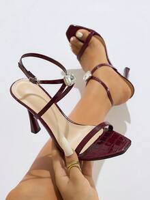 Zapatos de tacón alto para mujer, elegantes y cómodos para fiestas, ocasiones y banquetes, con diseño de tacón de aguja, punta cuadrada, correa de tobillo y detalles de cristal, en color borgoña - Burdeos - Ver 15