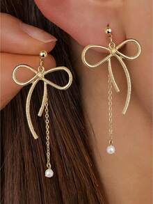 1 对优雅金色蝴蝶结金属耳钉，适合女士在情人节、约会、外出和日常佩戴