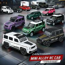 新款迷你SUV遥控玩具车带拖车，遥控漂移车，三档遥控，合金车身，炫酷灯光，儿童桌面竞技玩具，1:64比例越野大G模型车，2.4GHz遥控多功能玩具车，适合男孩女孩作为遥控玩具生日礼物或圣诞礼物。