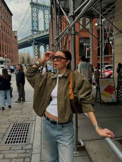 ACME MADE IN CHINA Jaqueta casual (Oversize) solta de manga longa com botão único em camurça sintética para mulheres, adequada para uso na primavera. Jaqueta militar verde curta com bolsos e botões de metal para mulheres, adequada para uso na primavera e outono.(modelagem grande)