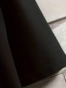 Conjunto casual cómodo de 2 piezas para hombre con estampado de OSO, camiseta de manga corta y pantalones cortos, ropa fresca, versátil y cómoda para el verano. - Negro - Ver 4
