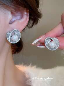 QTHOPE 1 par de pendientes de tuerca de cobre con geometría de circonita cúbica y perla microincrustada, de alta gama