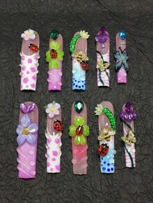 This Is A 10-Piece Set Of Handcrafted Coffin-Shaped Press-On Nails-A Pastoral Playful-Style 3D Decorative Nail Art Collection. With A Base Of Soft Light Tones Like Pink, Purple, And Blue, It Incorporates Pastoral Creatures Such As Ladybugs, Bees, And Caterpillars, Paired With 3D Flowers, Butterflies, And Rhinestone Decorations, Plus Polka Dot/Stripe Textures. - 彩色 - 查看 2