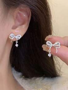 1 par de pendientes de botón elegantes con lazo, perfectos para bodas, banquetes, regalo de Navidad para mujeres, verano, joyería, festivales, elegantes - Plateado - Ver 2