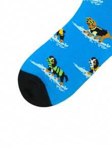 一双卡通冲浪狗图案男士中筒袜，采用柔软透气面料，适合休闲穿着。可爱袜子，趣味配饰，俏皮设计，舒适贴合，独特风格。 - 彩色 - 查看 5