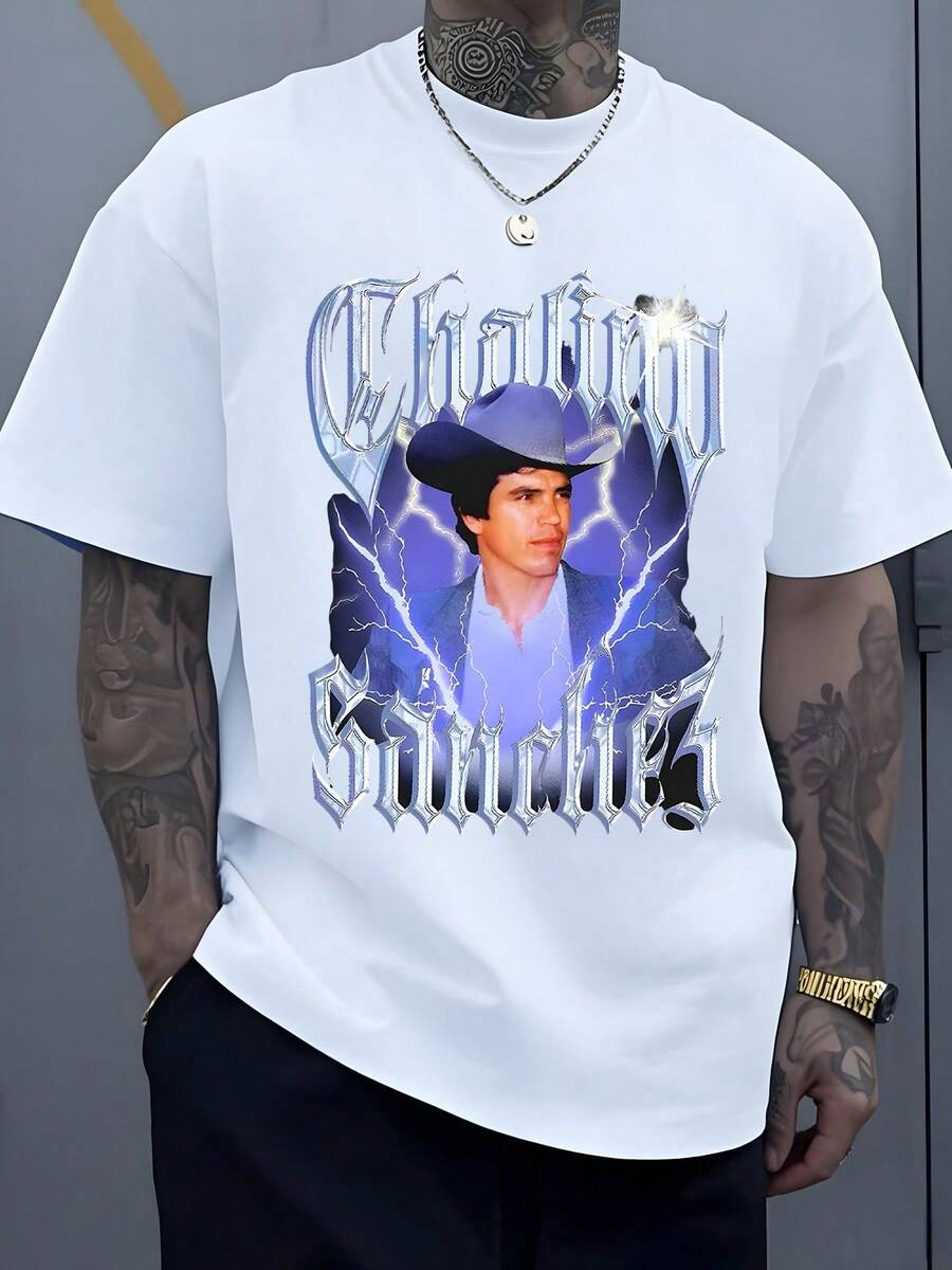 Figura de un hombre con sombrero rodeado de relámpagos simbolizando fuerza energía y espíritu indomable con tipografía metálica brillante que representa poder y libertad camiseta de hombre 100% algodón cómoda y moderna para uso diario - Weiss - Übersicht 1