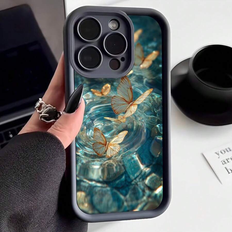 Cubierta de teléfono con borde negro diseño de mariposas doradas sobre agua cristalina para iPhone 14 Pro Max protector elegante y resistente ideal para uso diario y ocasiones especiales - Café integral - Ver 1