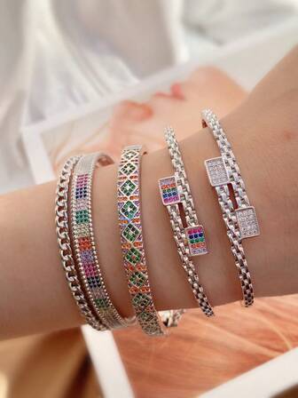 1件银色百搭幸运立方体立方氧化锆项链，独特设计，热销配饰，材质无害，永不过时，经典元素，高品质简约风格，适合日常佩戴