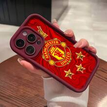 Funda para  Manchester United Crowned Glory - Diseño audaz para campeones**. Compatible con  17,  16,  16 Pro Max,  15,  15 Pro Max,  14,  13,  12 y  11 Pro. Fabricada en TPU resistente, esta funda ofrece protección antigolpes para tu dispositivo. Un regalo ideal para familiares, amigos y apasionados del fútbol. Perfecta para cumpleaños, Halloween, Navidad, San Valentín o simplemente para demostrar tu amor por el deporte. Con su vibrante diseño que incluye el icónico logotipo y la corona del Manchester United, esta funda es deportiva y elegante a la vez, un accesorio imprescindible para cualquier aficionado. Disfruta de una funda suave y antideslizante con un toque artístico gracias a la impresión UV. - Rojo - Ver 5