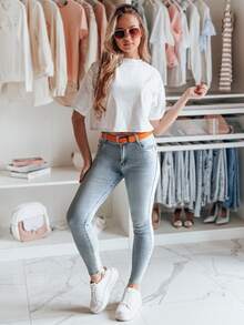 Jean slim taille haute pour femme, en denim stretch qui épouse les formes, coupe classique avec des détails modernes, parfaitement adapté au quotidien et aux looks printaniers. - Bleu ciel - Voir 2
