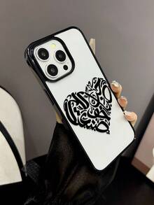 حافظة هاتف بخط عربي فني - تتميز بتفاصيل خطية سوداء معقدة تشكل شكل قلب، تصميم أسود وأبيض بسيط بطلاء لامع، مثالية لعشاق الفن الثقافي والباحثين عن الجمالية العربية الأنيقة والحماية، متوافقة مع iPhone16,16plus,16pro Max,16e,16pro, 15,15plus,15pro Max,15pro, 14,14plus,14pro Max,14pro, 13,13pro,13pro Max, 12,12pro,12pro Max - الأسود - مشاهدة 3