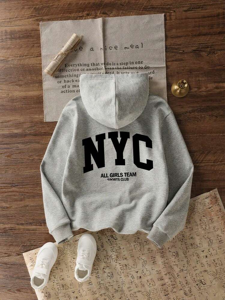 女士时尚秋冬连帽套头卫衣，柔软舒适，保暖内衬，休闲百搭。学院风印花图案，尽显青春活力。适合跑步、休闲、聚会、派对等各种场合。秋冬季保暖舒适，也适合运动健身。宽松加厚连帽卫衣，打造街头风，户外穿着皆宜，秋冬季必备。 - 灰色 - 查看 2