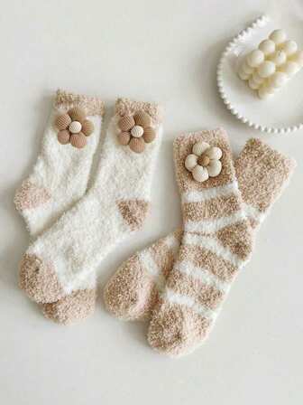 2 双女士珊瑚绒袜，厚实，不掉毛，舒适家居睡眠袜，拼色花卉图案，保暖中筒袜