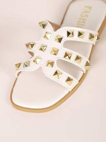 一双女童凉鞋，新款蝴蝶结公主鞋，松紧带设计，软底休闲女童沙滩鞋，适合夏季穿着。