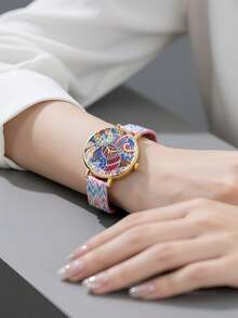 一款彩色表盘搭配几何图案表带的手表，金色表框装饰彰显个性，适合青少年佩戴，独特时尚，是馈赠佳品。