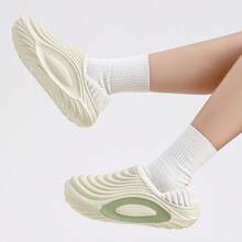 Herren Hausschuhe, lässiger Sportsstil Slip-On Hausschuhe, runde Zehenpartie, wasserwellen-gemusterter EVA rutschfester Dicksohle Kontrastfarbene Pantoffeln, Fußgewölbe-Stützdesign - stoßabsorbierende weiche EVA-Sohle, einfach zu reinigen durch Trocknen oder Handwäsche, direktes Sonnenlicht vermeiden, geeignet für Innenbereich Schlafzimmer Wohnzimmer Alltagsnutzung/Outdoor Schnee Wandern Lässig, Weihnachten Thanksgiving Geschenk - Hellgrün - Übersicht 12