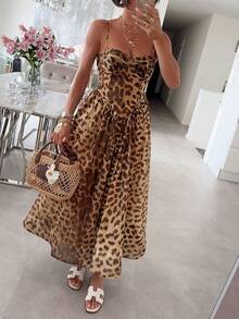 Vestido de fiesta elegante de mujer con estampado de leopardo en corte evasé